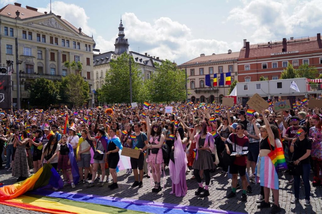 Cluj Pride 2025：6,000人の参加者、最終的に市の中心部で承認された行進で、他の年と同様に不人気なエリアを通過するのではありません。