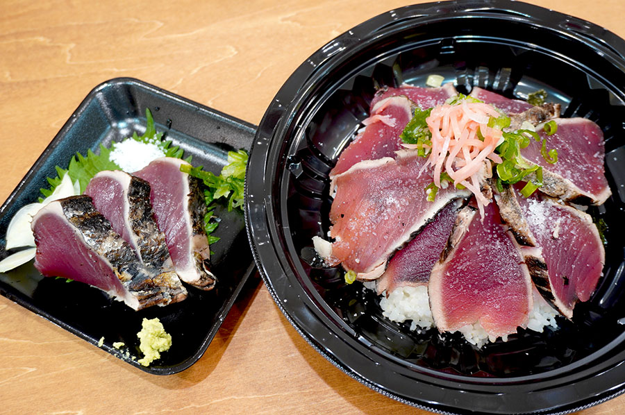 「久礼大正町市場」による「土佐久礼かつおの藁焼きたたき」（601円）、「土佐久礼かつおの藁焼きタタキ丼」（1430円）