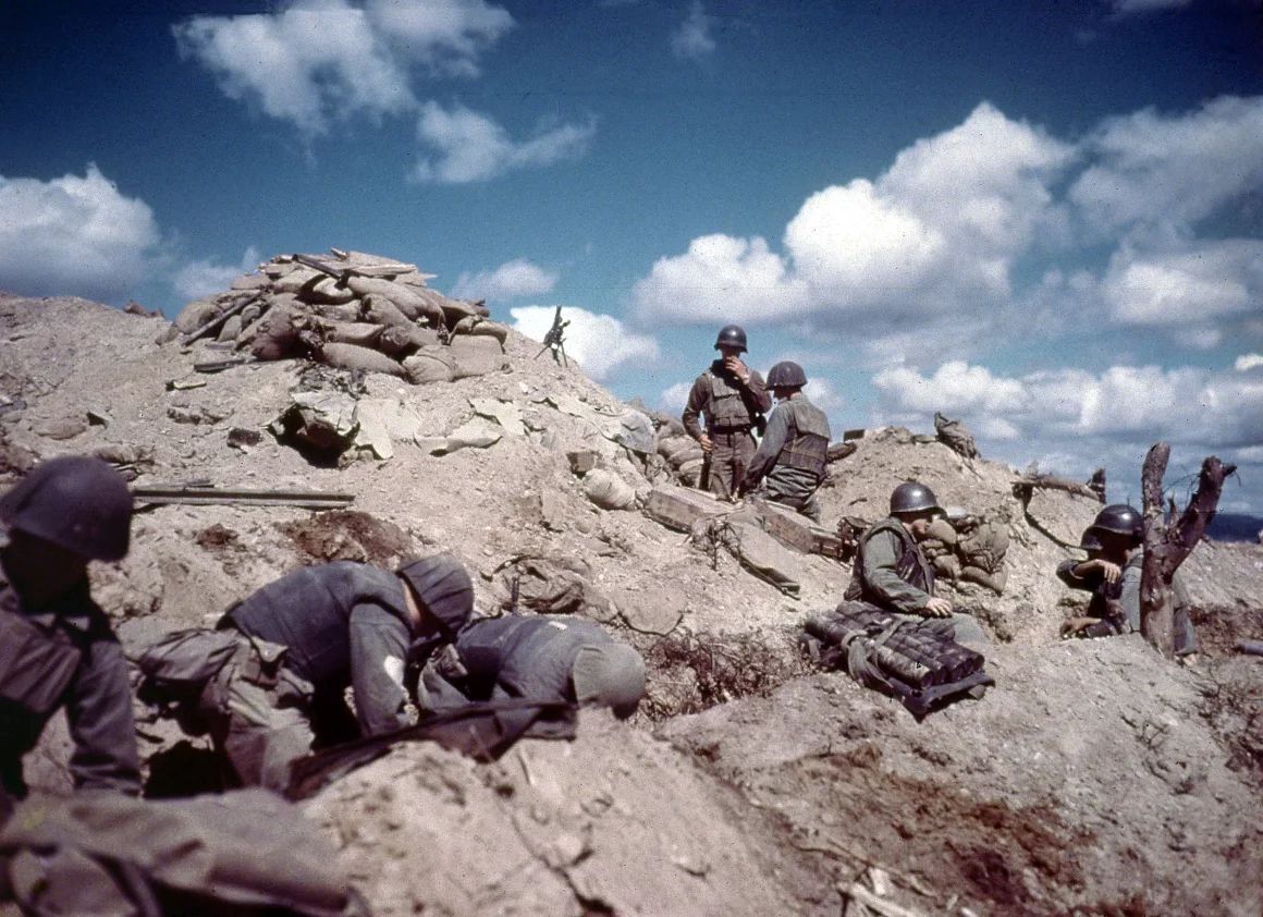 １９５２年、朝鮮半島の丘陵地帯で塹壕を掘る米軍兵士/Hulton Archive/Archive Photos/Getty Images