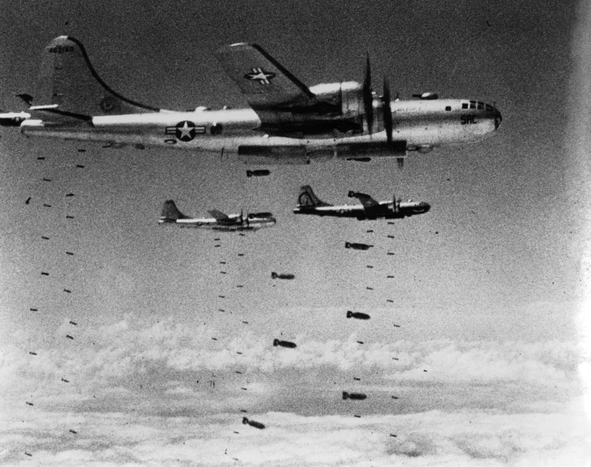 朝鮮戦争中に爆弾を投下する米爆撃機Ｂ２９「スーパーフォートレス」/Keystone/Hulton Archive/Getty Images