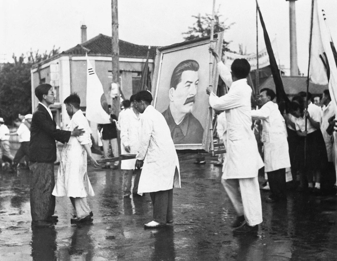 １９４７年、平壌でのパレードのために用意されたスターリンの肖像画/Bettmann Archive/Getty Images