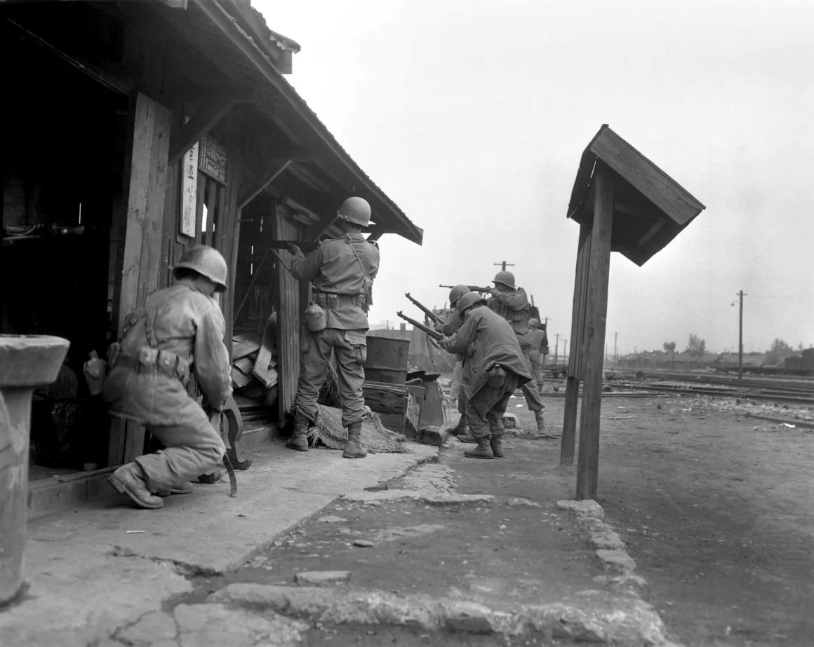 １９５０年、平壌で活動する米陸軍第１騎兵師団の兵士ら/Everett/Shutterstock
