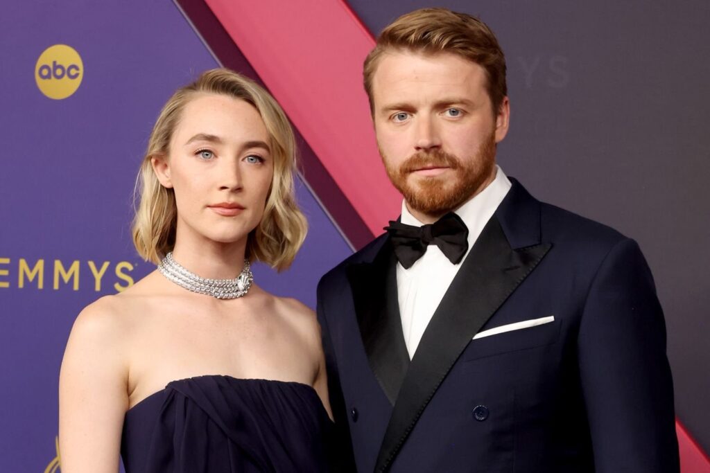 Saoirse Ronanは妊娠しています！夫のジャック・ローデンと一緒に最初の赤ちゃんを期待している女優