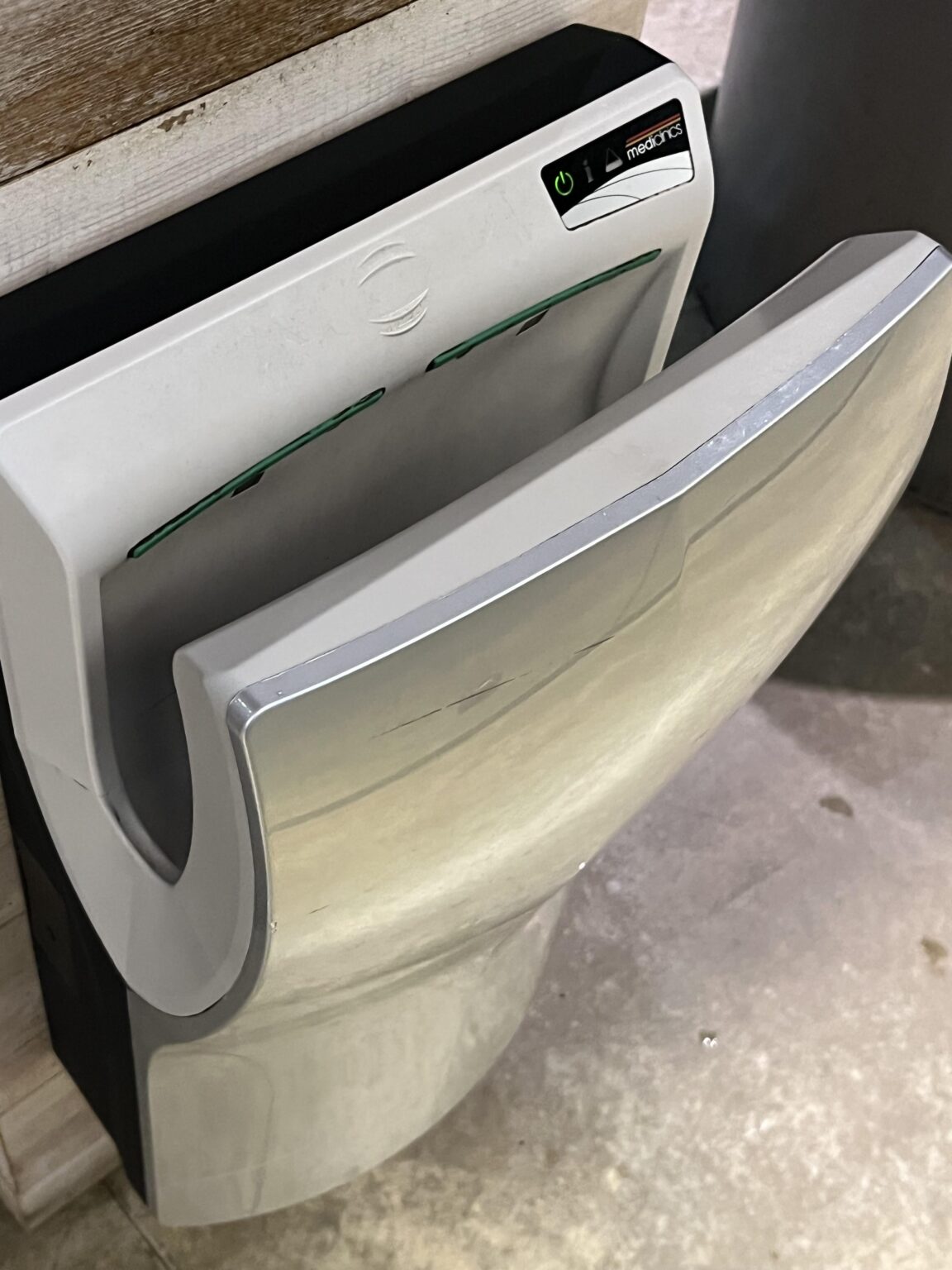 新しい小便器..お元気ですか？