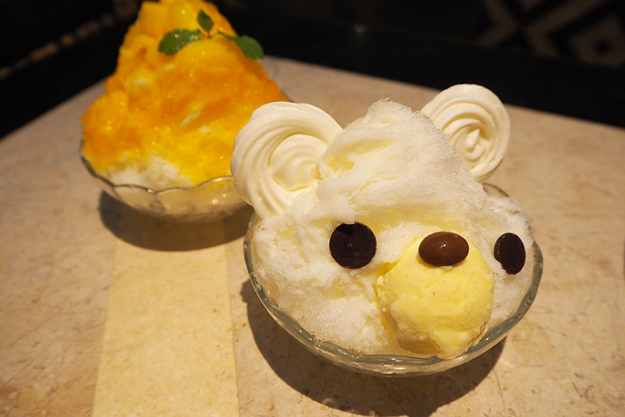 1人1皿のかき氷。クマの顔のメレンゲ＆練乳氷は通期、果肉や自家製ソースのフルーツ氷は6月はマンゴー、7月はメロン、8月は桃