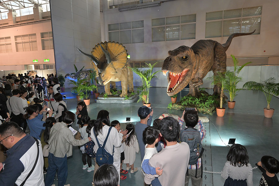 約13メートルの巨大恐竜が動く!?模型や化石が8日間限定で | Lmaga.jp 約13メートルの巨大恐竜が動く!?模型や化石が8日間限定で | Lmaga.jp