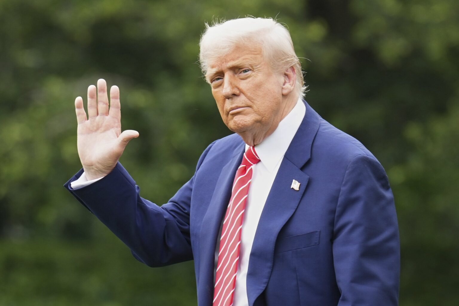 新しい連邦従業員は今、トランプの政策を称賛するエッセイを書かなければなりません