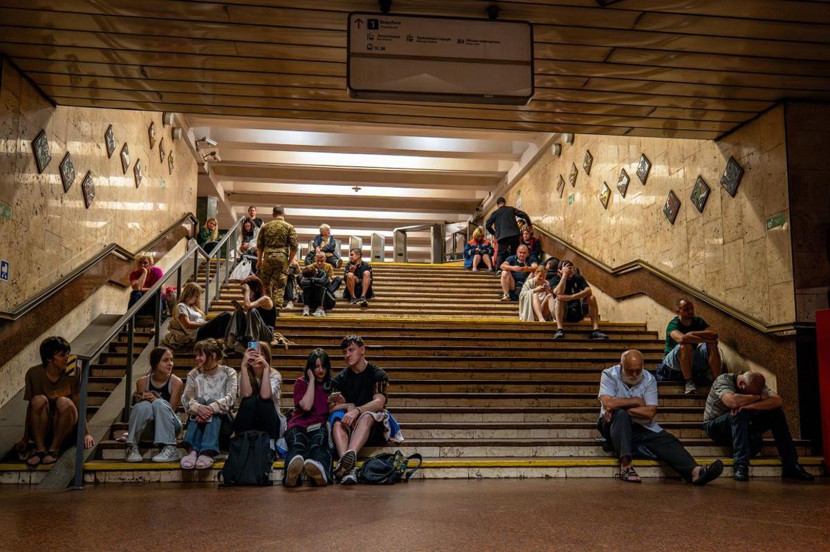 ロシア軍の空爆を受けて地下鉄に避難する人々＝６日、ウクライナ首都キーウ/Dan Bashakov/AP