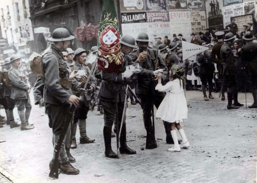 パリの女の子が1919年7月14日、勝利パレードでポルトガル軍に挨拶する
