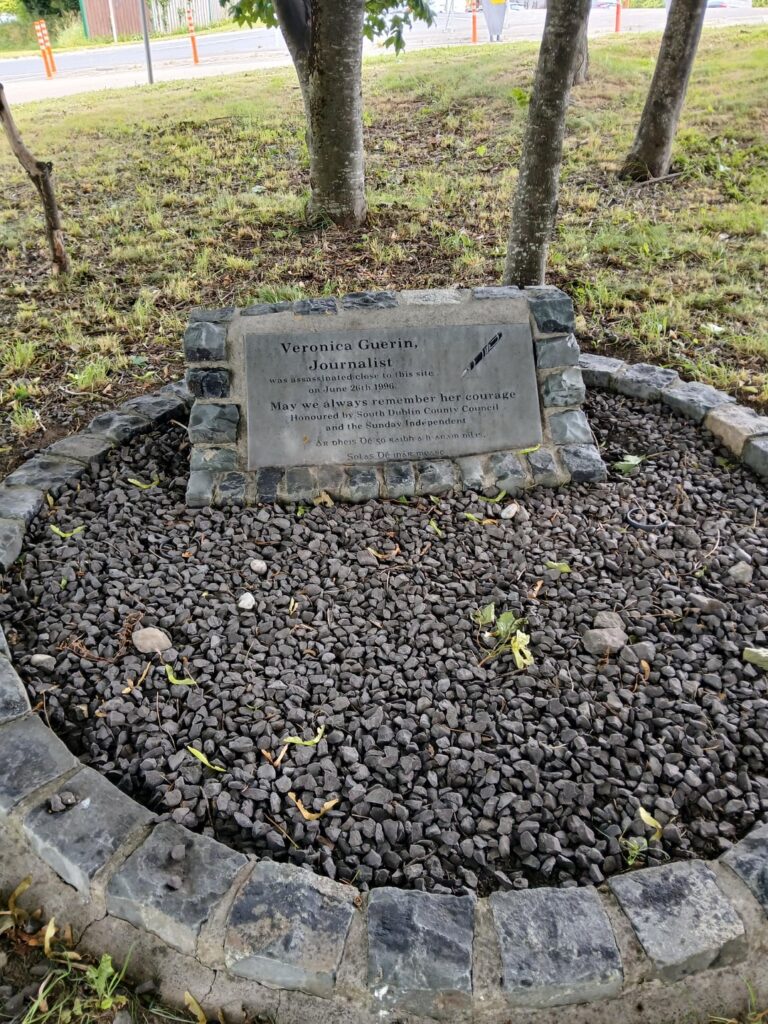 今日、Naas RoadでVeronica Guerinの記念碑に立ち寄りました。彼女の死は最近のアイルランドの歴史の重要な部分であるため、それがより目立つなら、それは素晴らしいことです。
