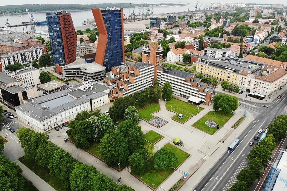 クライペダのリバイバル広場の再建により、誰が状況に従いますか？