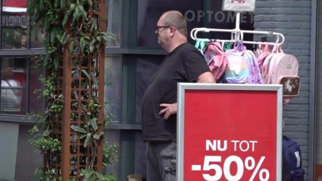 Winterswijkは、買い物中に外で待っている男性のために一日を保ちます