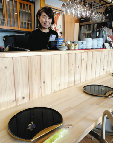 第二の人生 注ぐ隠れ家　高岡の工藤さん 脱サラし飲食店開業　酒と器を楽しみ笑顔 ｆｕ−ｆｕ に