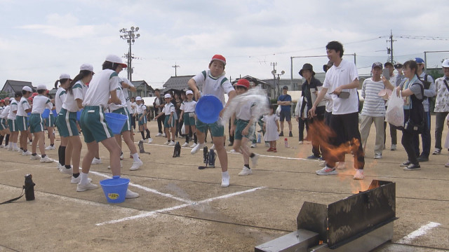 子どもたちがバケツリレーで消火活動 福井市で総合防災訓練 震度７の地震発生を想定