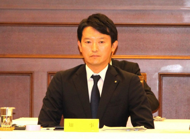 斎藤・兵庫県知事、給与50%カット案提示も「辞職すべきでは」との声  兵庫県議会