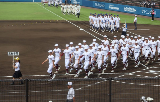 プラカードはマネジャーらに　夏の高校野球・茨城県大会開会式、熱さ対策で開始繰り上げも