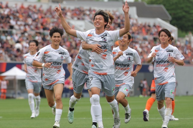 「蹴った瞬間に入ったなと」愛媛FW村上悠緋がRB大宮戦でプロ初の直接FK弾！(SOCCER DIGEST Web) - goo ニュース