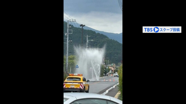 日光市相生町の県道から水が噴き出す　高さは約3〜4メートルに　栃木県警日光署