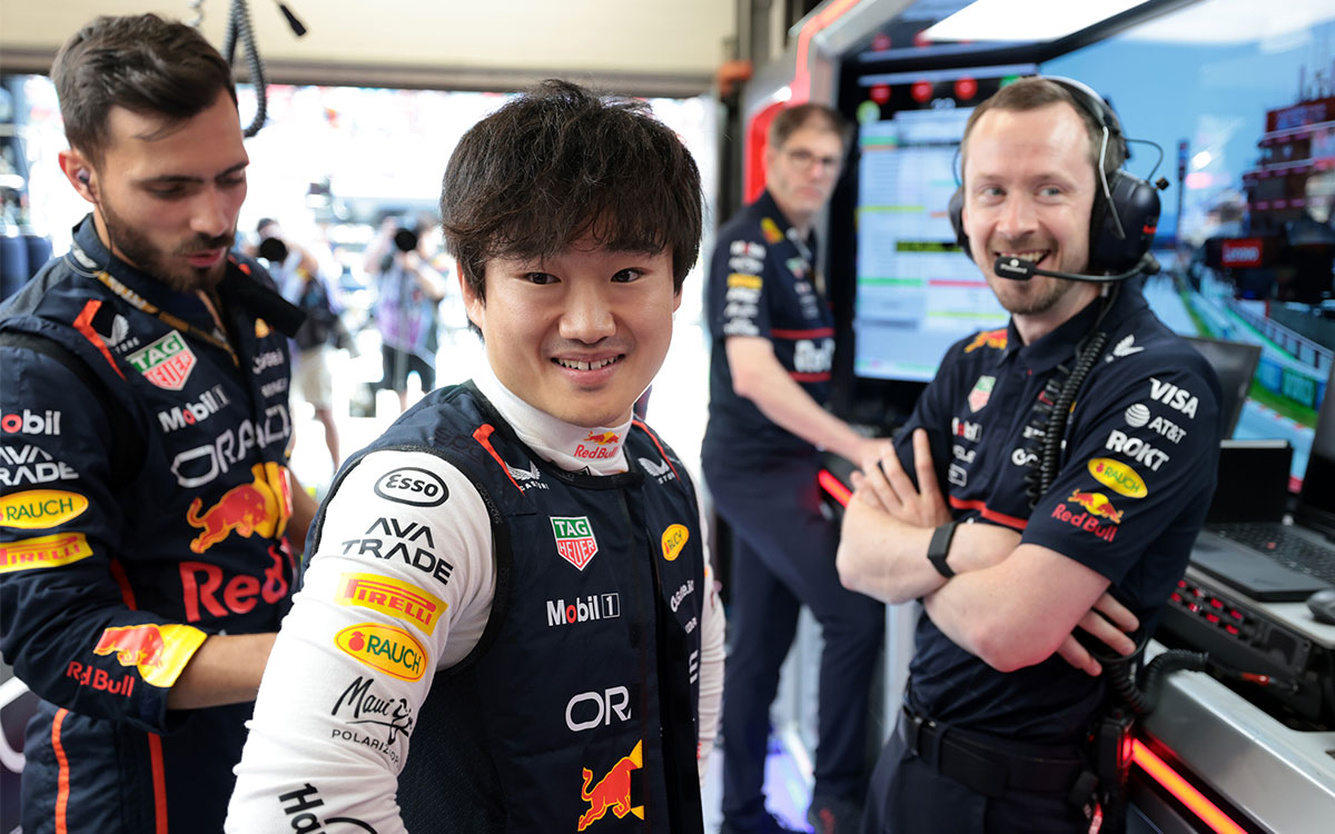 決勝を前に担当レースエンジニアのリチャード・ウッドと話す角田裕毅（レッドブル・レーシング）、2025年6月1日(日) F1スペインGP決勝（カタルーニャ・サーキット）