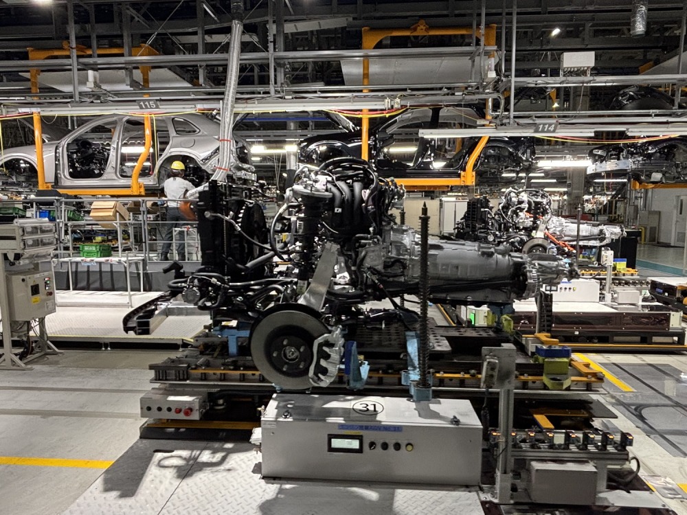 ラージ商品群を生産するH2工場では、AGV（無人搬送機）が活躍。