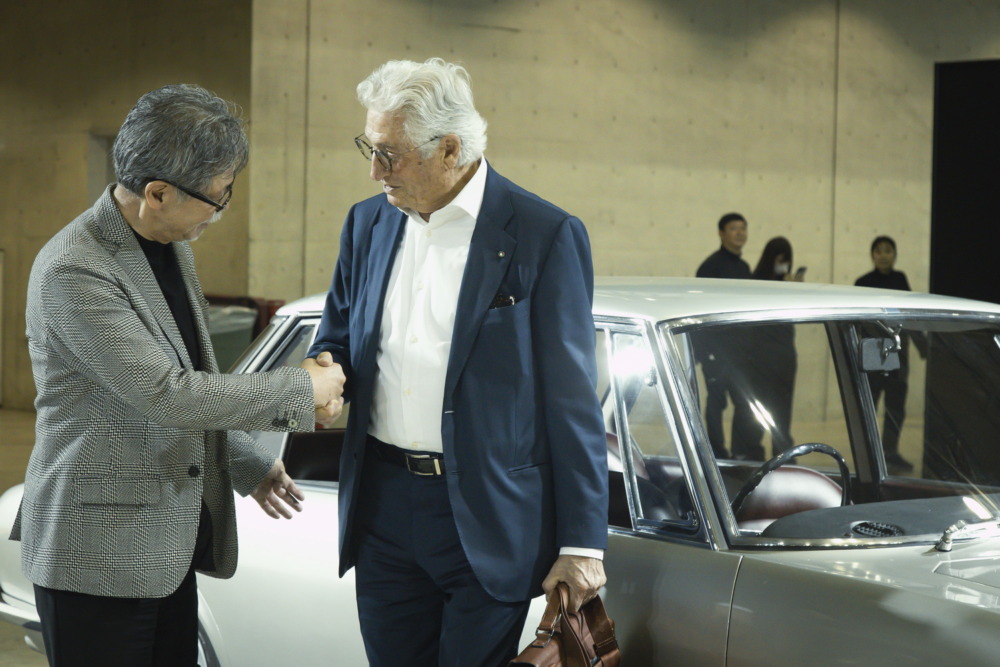 オートモビルカウンシル2025の会場にはジョルジェット・ジウジアーロ氏（右）が来訪。