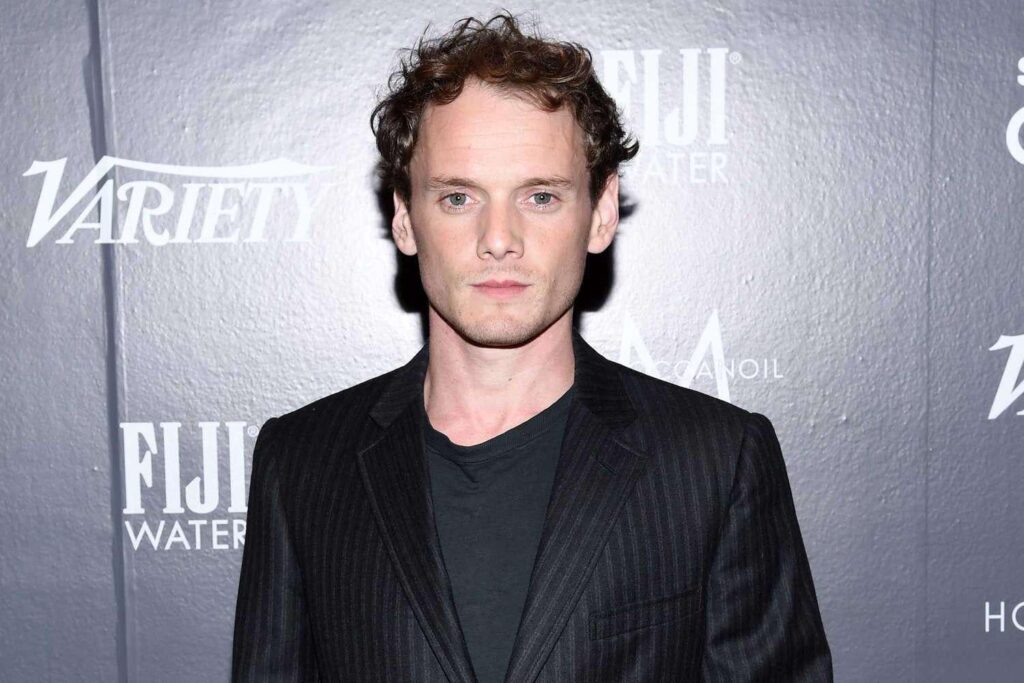 スタートレックの俳優アントン・イェルチンの両親はまだほぼ毎日彼の墓を訪れます