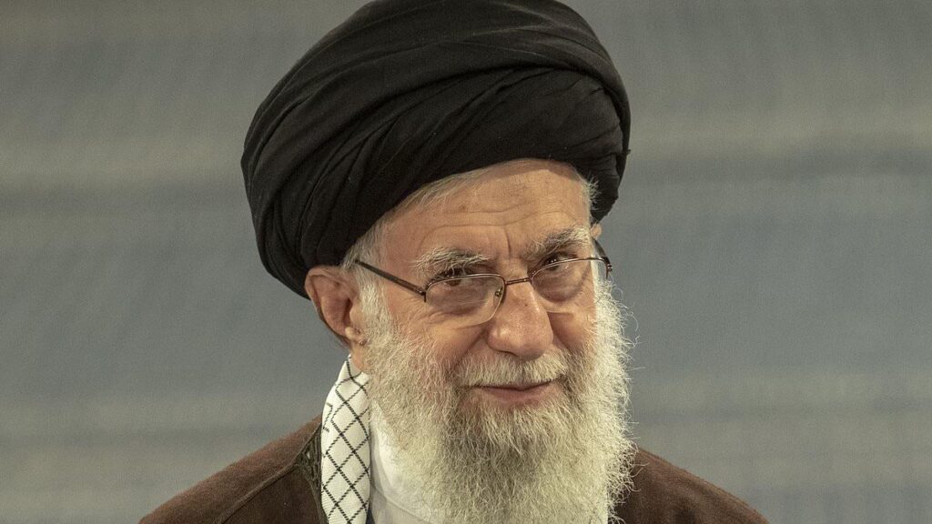 イランの最高指導者は、イスラエルに「大きな驚き」について警告した後、「戦いが始まる」と宣言します。