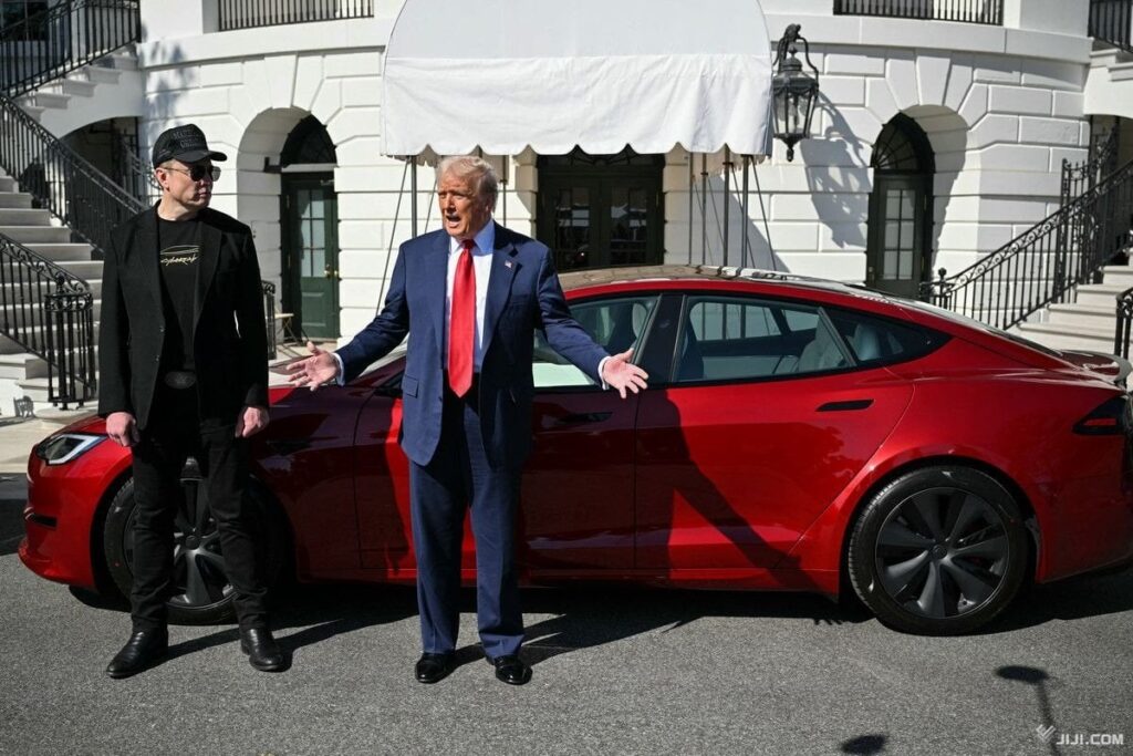 トランプ氏、テスラ車売却へ マスク氏との関係決裂で