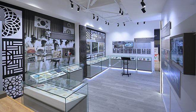 駐インド韓国文化院に設けられたテコンドー特別巡回展示を観覧している。 写真=テコンドー振興財団