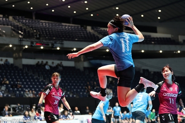 写真2024-25シーズンの日本女子ハンドボールリーグHプレーオフのギラソル香川とビューストピンディーズの試合の様子、写真出典=日本ハンドボール連盟
