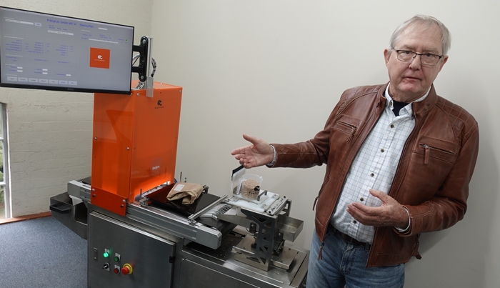 Rock Martin PlatifersビジョンCEOがAIカメラを活用した穀物品質検査装備について紹介している。