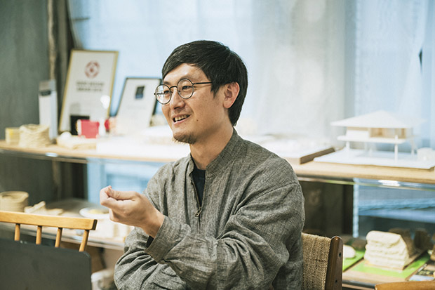 魚津市出身の建築家・浜田晶則さん。