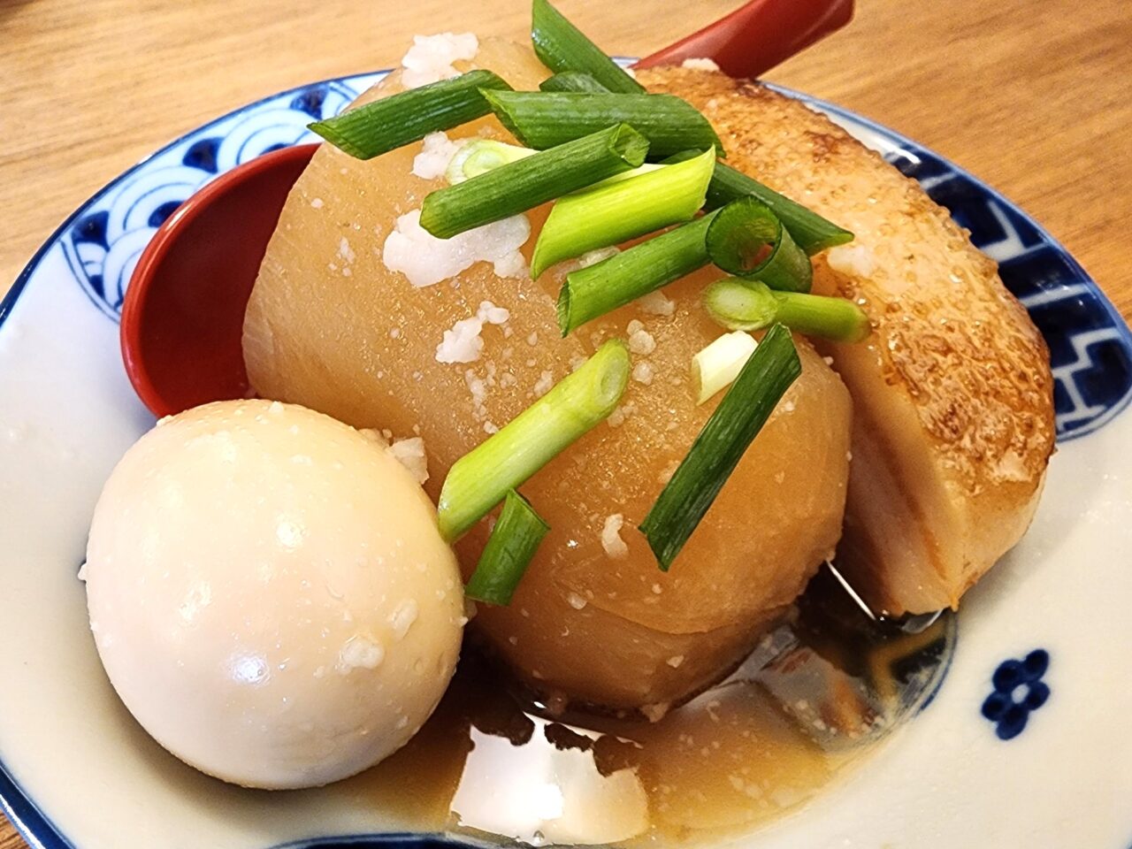 「肉汁餃子と大鍋煮込みの酒場。しんちゃん」豚ばら角煮。