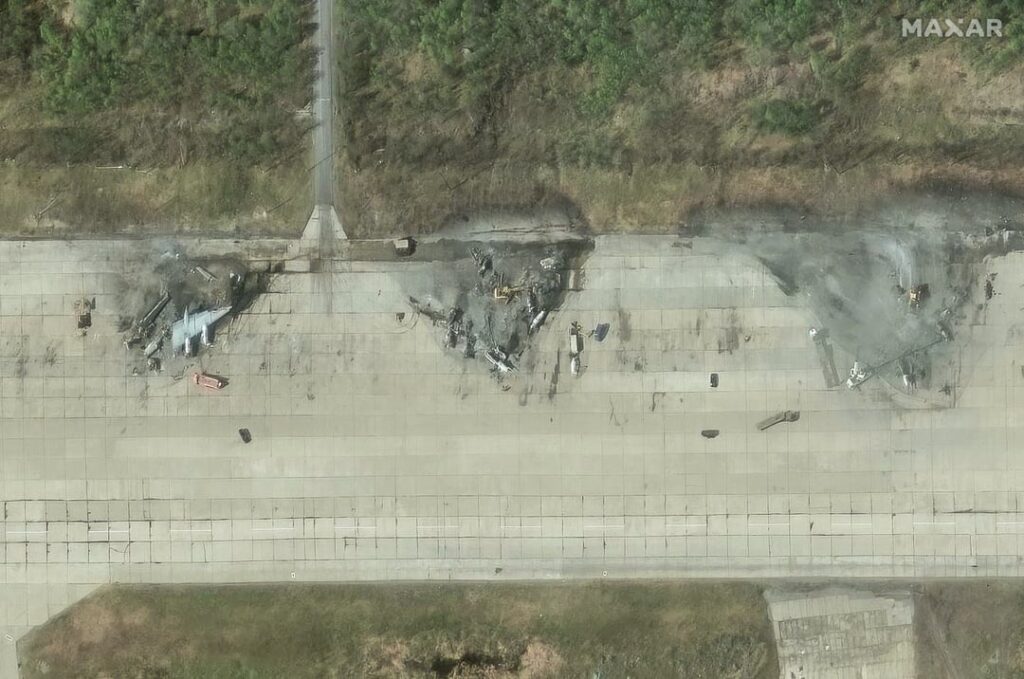 ムルマンスク地域のロシアのベラヤ空軍基地の高解像度衛星画像。 04.06.2025
