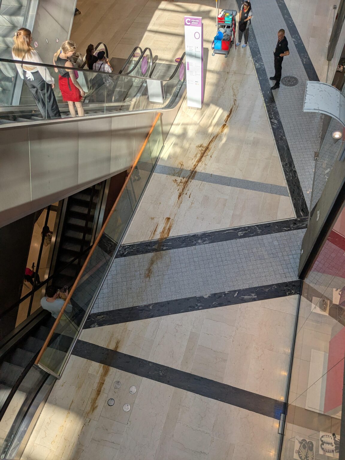 Corvin Plazaの廊下の誰かがたわごと