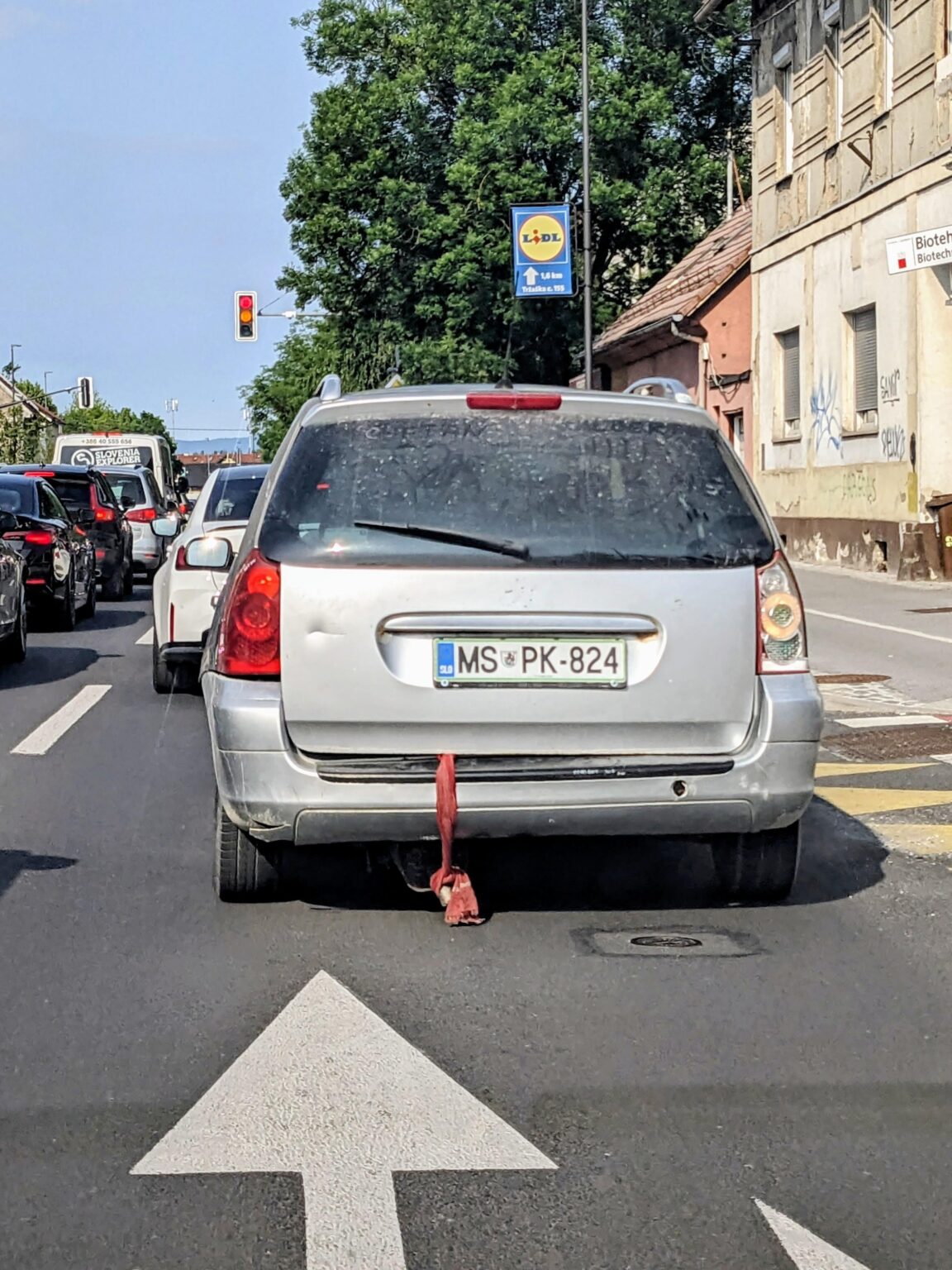 この車両は技術的に活動していますか？誰かがまだそのように運転しようとしていますか？タブレットによると、それは市民を示していましたが、インドから遠い同胞でした。