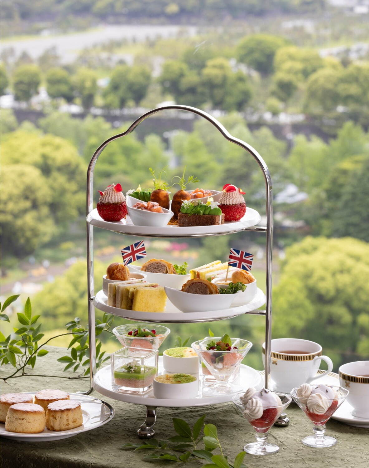 「ブリティッシュ サマー アフタヌーンティー」平日 9,400円、土日祝 9,800円※サービス料込