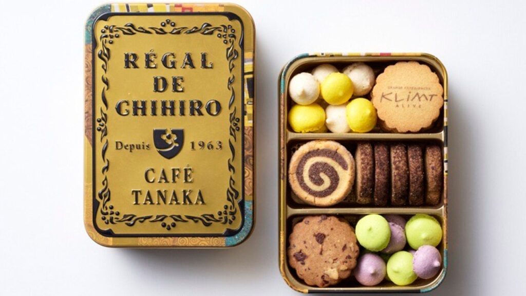 名古屋発 カフェタナカと『クリムト・アライブ』がコラボ！ 限定“黄金クッキー缶”が登場 | Vogue Japan