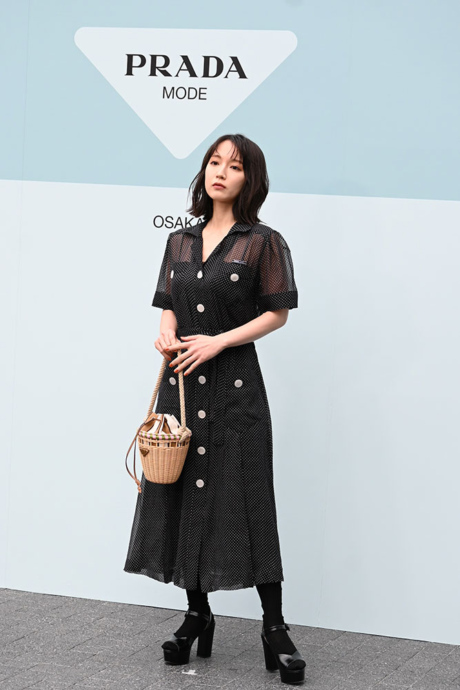 『プラダ モード 大阪』のフォトコールに登場した吉岡里帆（6月7日・うめきた公園）