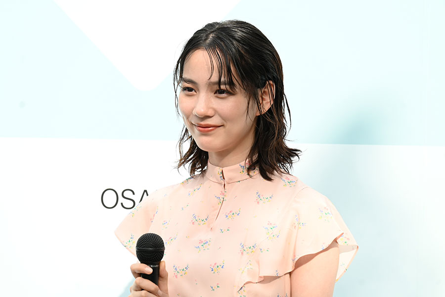 『プラダ モード 大阪』のフォトコールに登場したのん（6月7日・うめきた公園）