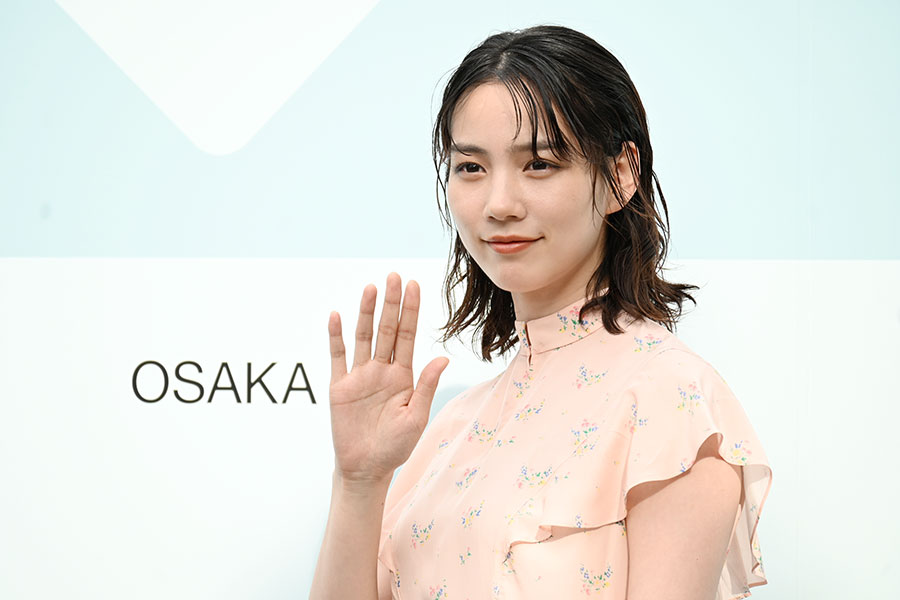 『プラダ モード 大阪』のフォトコールに登場したのん（6月7日・うめきた公園）