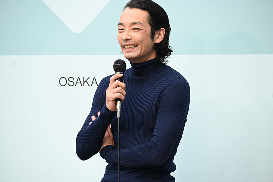 『プラダ モード 大阪』のフォトコールに登場した森山未來（6月7日・うめきた公園）