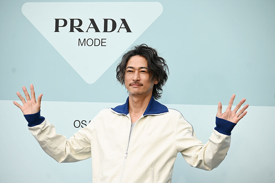 『プラダ モード 大阪』のフォトコールに登場した窪塚洋介（6月7日・うめきた公園）