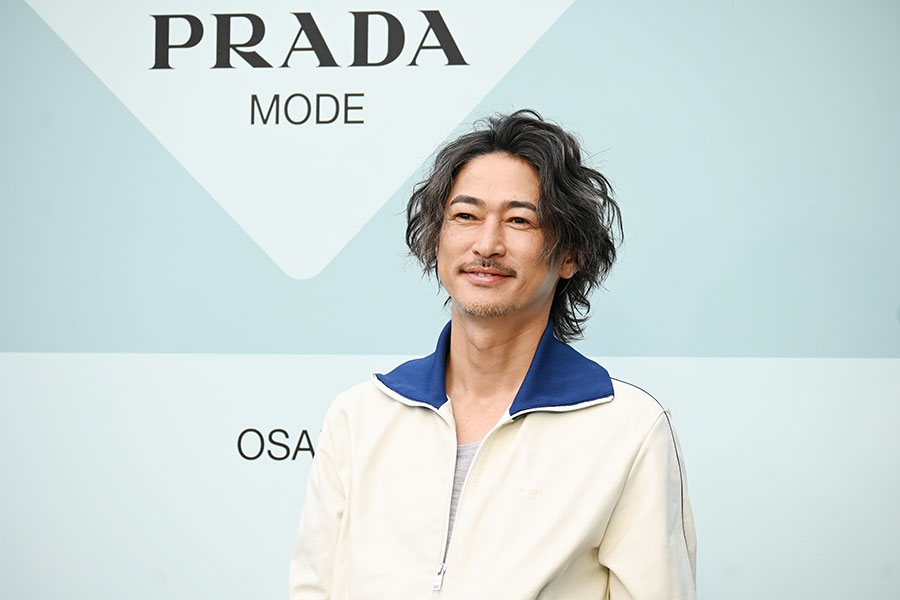 『プラダ モード 大阪』のフォトコールに登場した窪塚洋介（6月7日・うめきた公園）