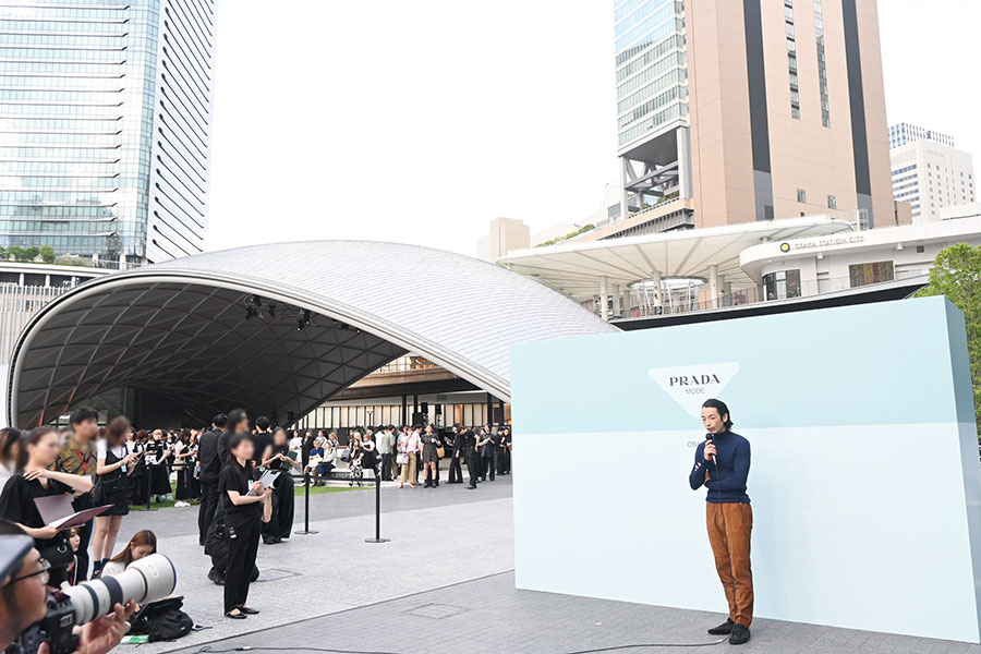 『プラダ モード 大阪』のフォトコールはうめきた公園でおこなわれた（6月7日・大阪市北区）