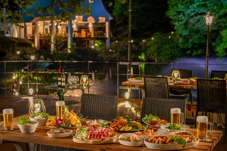 アートホテル成田 緑豊かな庭園で夕涼み　手ぶらで気軽にBBQを楽しめる夏の風物詩｜秋田魁新報電子版