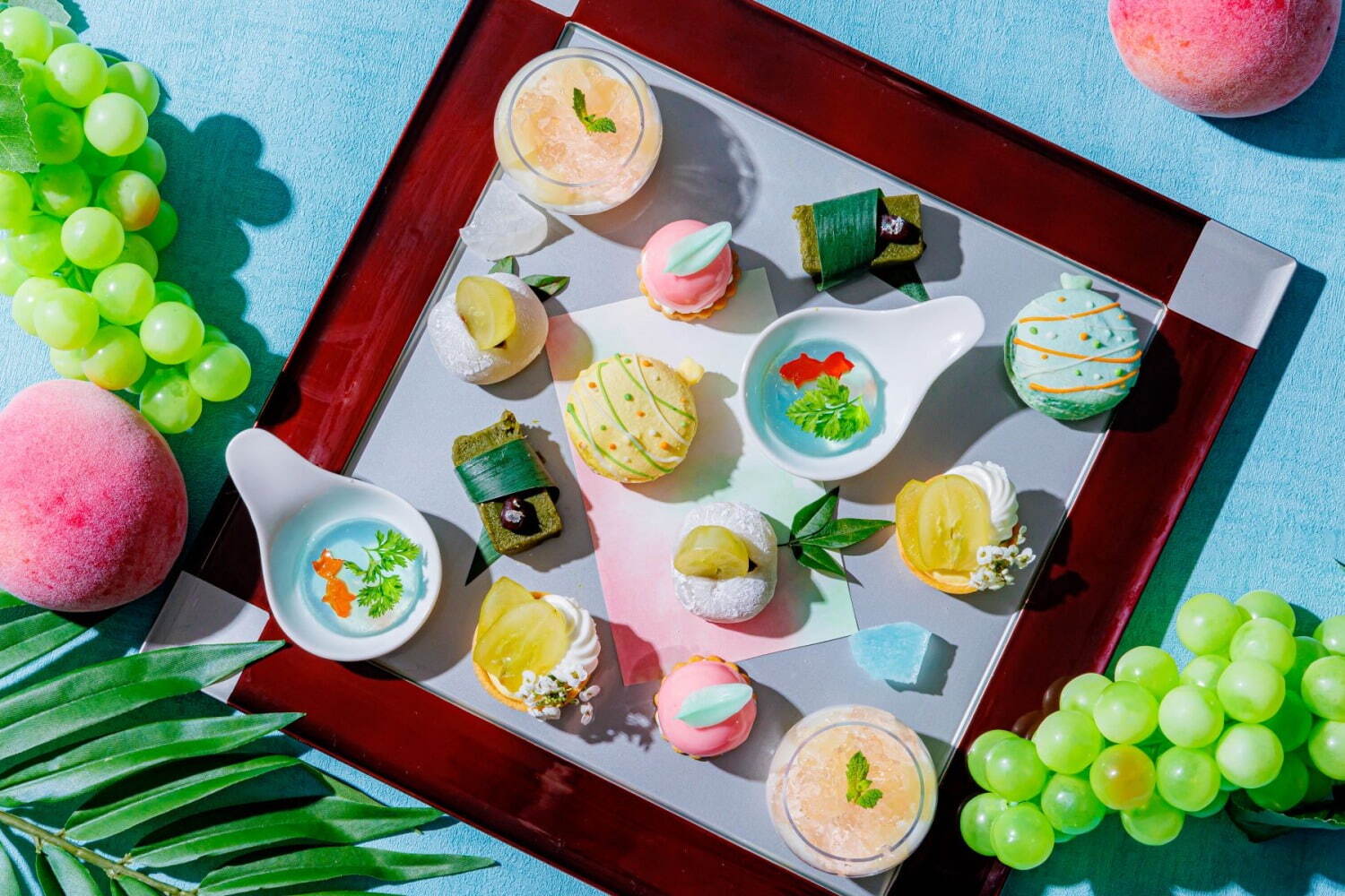 京都「はんなり納涼アフタヌーンティー」“金魚が泳ぐ”桃ゼリー＆シャインマスカット大福など｜写真2