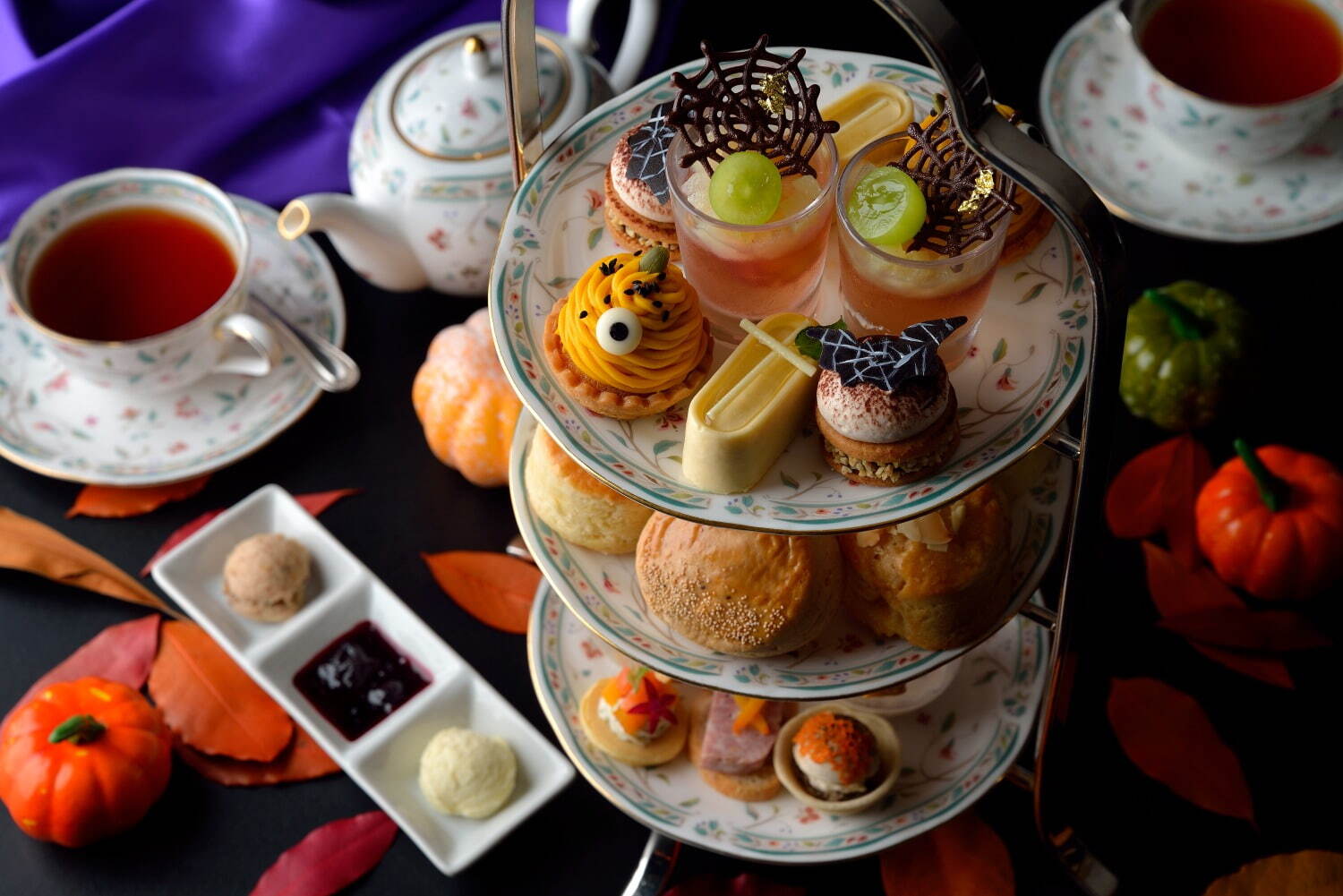 「ハロウィンアフタヌーンティー」WEB予約 7,500円、電話予約 8,500円 ※サービス料15％別途。