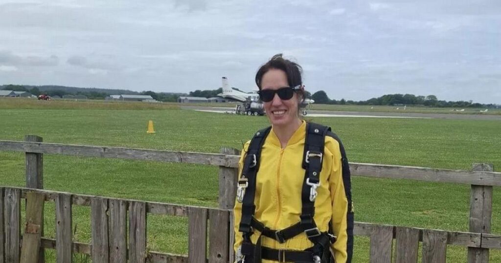 お母さん、48歳、インストラクターが15,000フィートのスカイダイビング事故で死ぬ