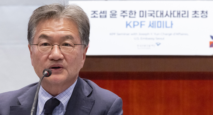 ジョセフ&middot;ユン駐韓米国大使代理が24日、ソウル中区プレスセンターで韓国言論財団が韓米外交関係展望と課題を主題に開催したKPF招請セミナーに参加しパネル質問に答えている。 【写真=聯合ニュース】